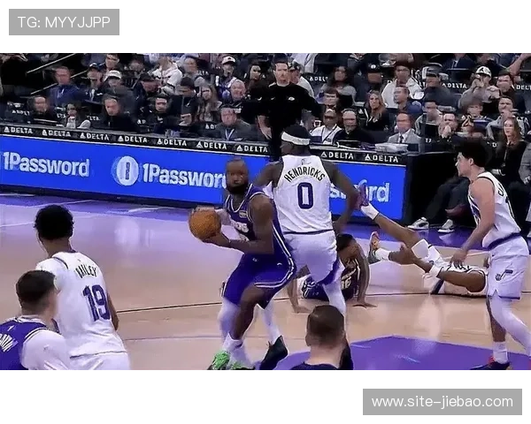 爵士VS太阳，三分大战比分紧咬至末节